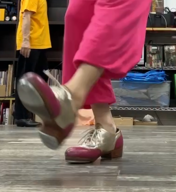 福岡のタップダンススタジオ、ANBでタップダンスの足元アップ