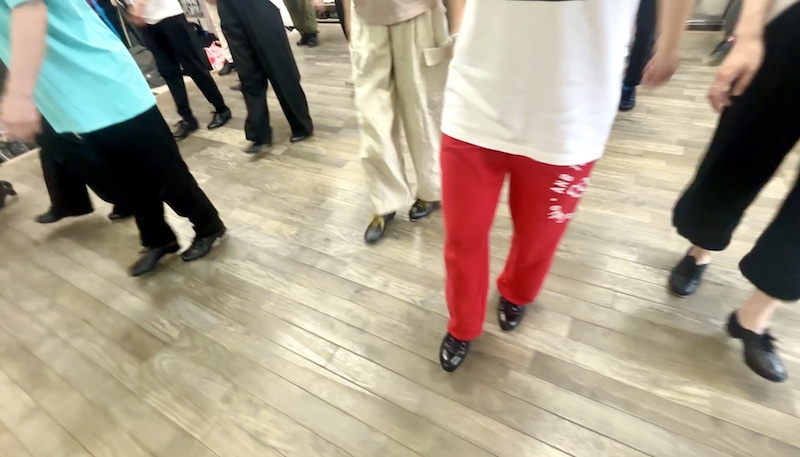 福岡のタップダンススタジオ　ANB Tap Dance Studio Tシャツやジャージなどレッスンを受ける様子