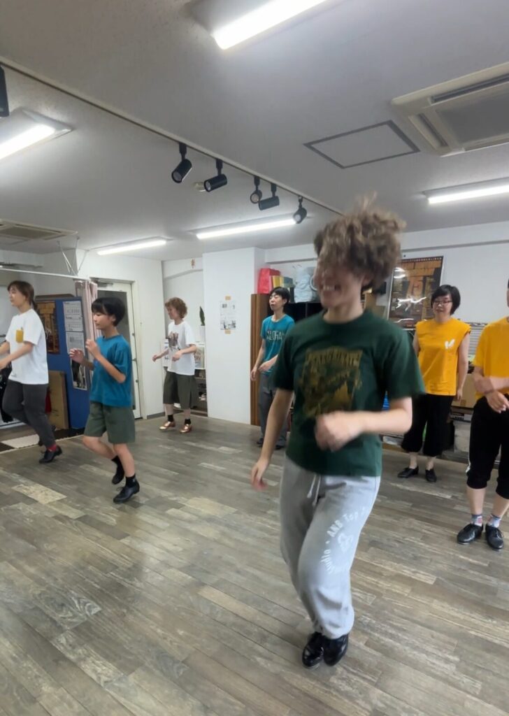 福岡のタップダンススタジオ、ANBで笑顔でレッスン