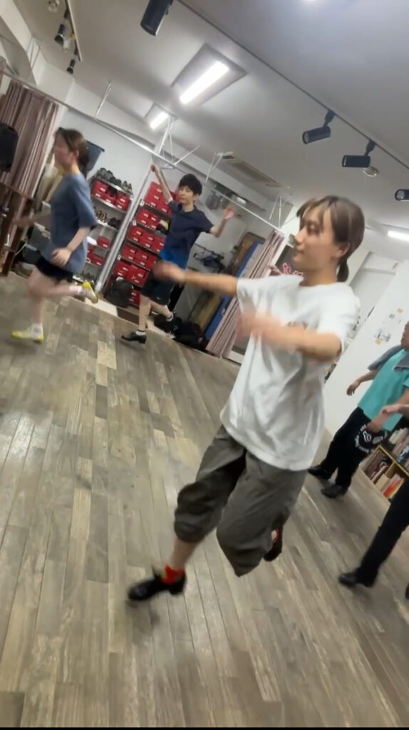 ステップを覚えるためには何度も練習します。　福岡市　タップダンス　ANBTap Dance Studio