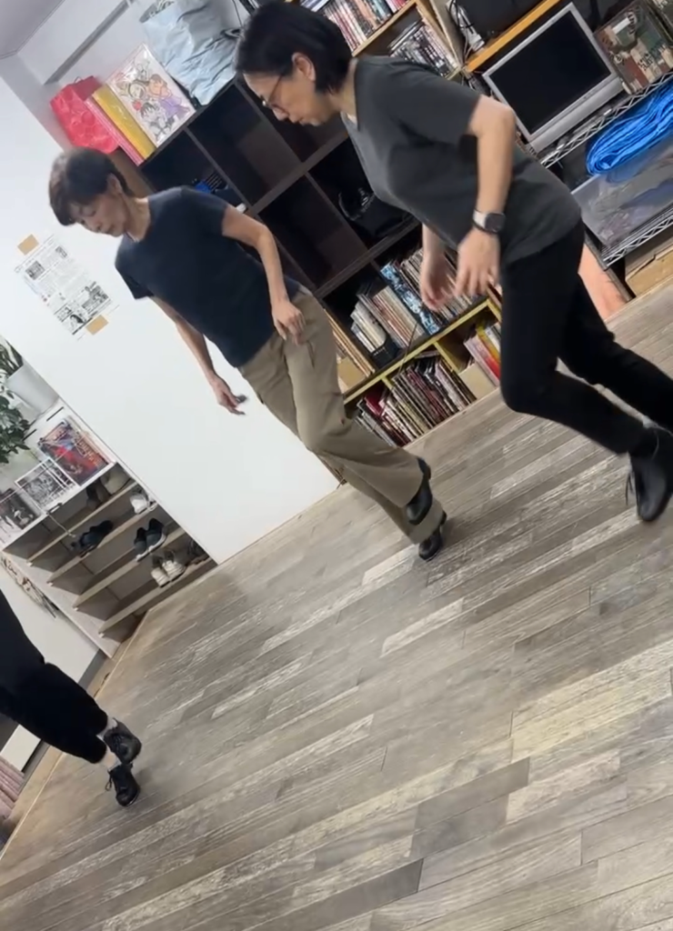 歌いながらステップ練習の様子 福岡 タップダンススタジオ ANB Tap Dance Studio
