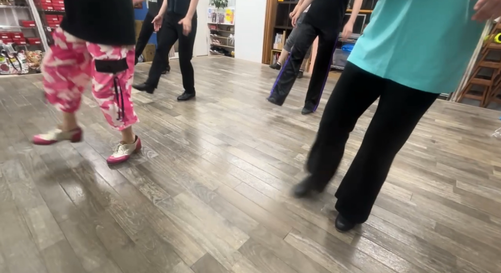 口でリズムを歌いながら練習　タップダンス　福岡市　ANB Tap Dance Studio