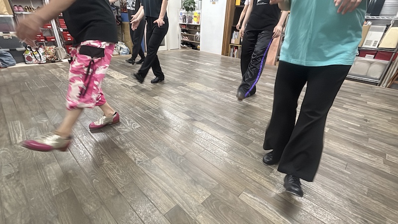 福岡のタップダンススタジオ、ANB Tap Dance Studioのレッスン風景で足元の写真