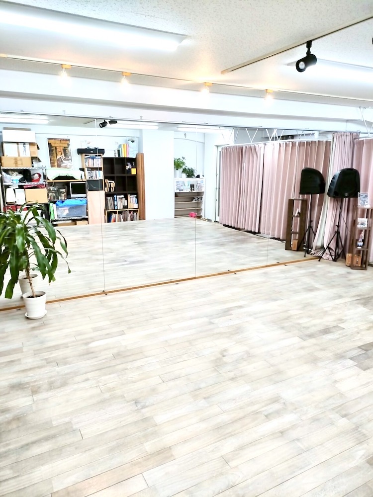 福岡のタップダンススタジオ　ANB Tap Dance Studio内観　桜材のタップ専用フロア