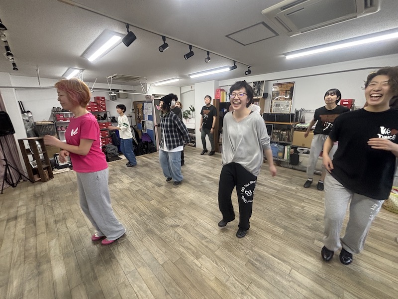 福岡のタップダンススタジオ　ANB Tap Dance Studio 笑顔でレッスンする様子